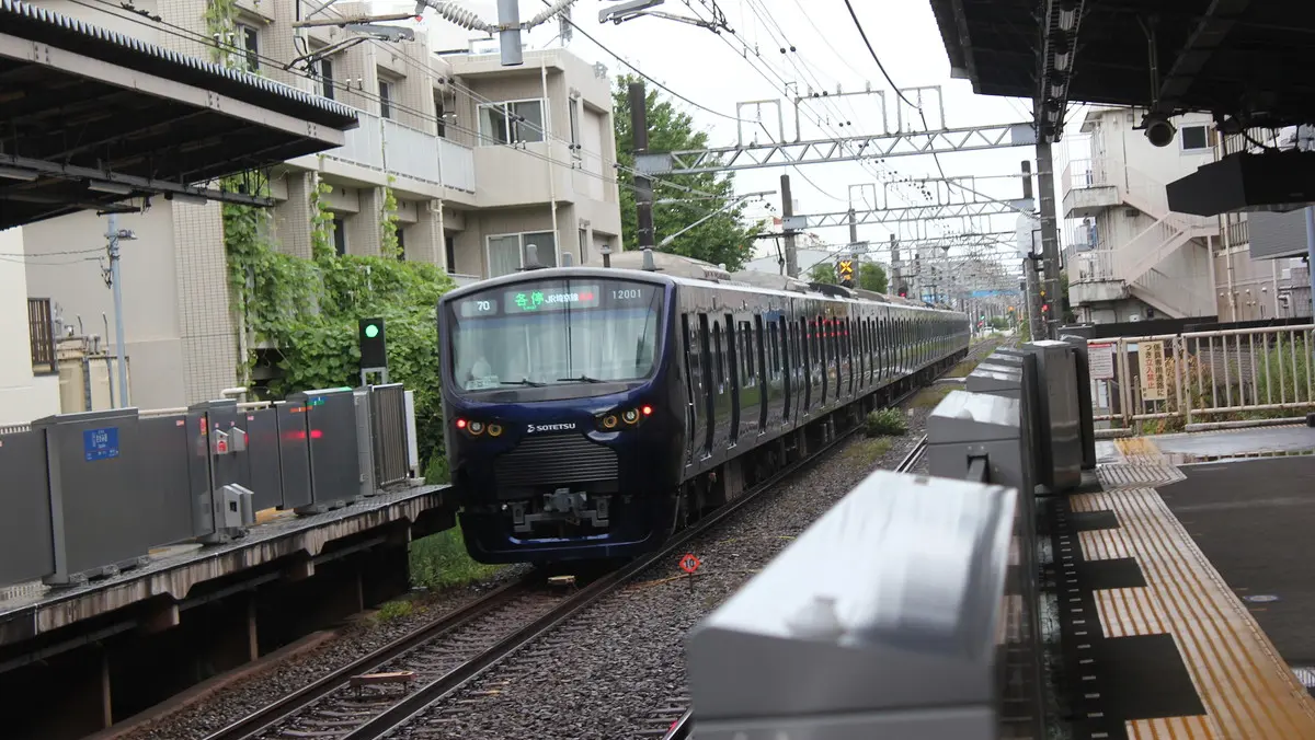 さがみ野駅を出発した相鉄・JR直通線12000系電車