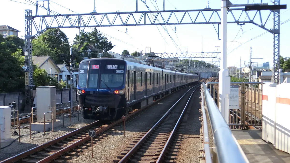 Sotetsu Shin-Yokohama Line 20000 series train departing from Tamagawa Station