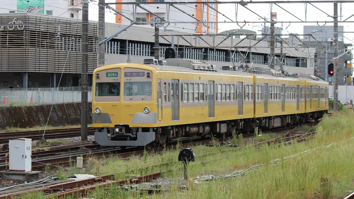 三島駅に到着する伊豆箱根鉄道駿豆線3000系電車