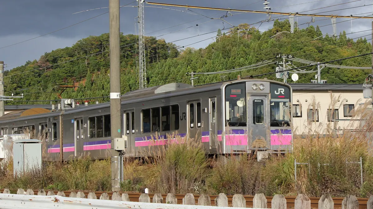 角館駅付近を走行中の田沢湖線701系電車