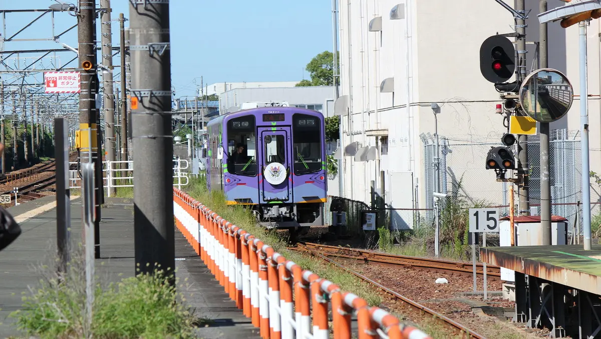 Tenryu Hamanako Line TH2100 diesel railcar departing Kakegawa Station