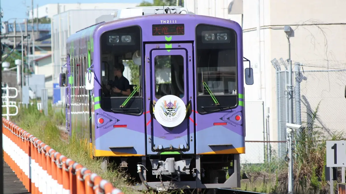 掛川駅を出発した天竜浜名湖線TH2100形気動車