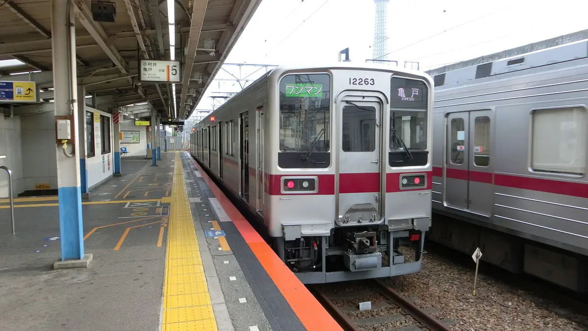 A 10000 series train, the same model as the Tobu Daishi Line, is parked at Hikifune Station
