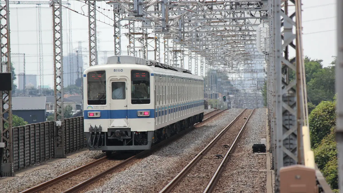 The Tobu 8000 series train, the same model as the Kiryu Line, departs from Kamagaya Station