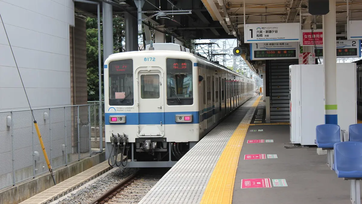An 8000 series train, the same model as the Tobu Koizumi Line, departs from Mutsumi Station