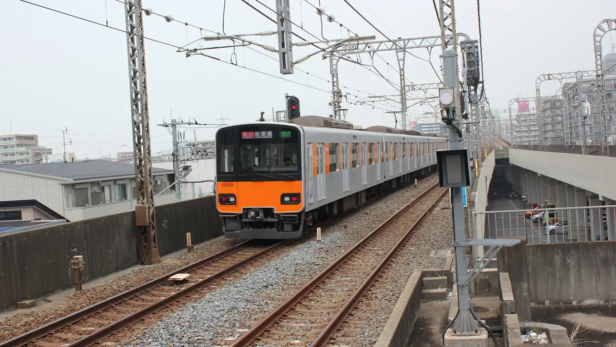 東武日光線へ向かう50000系電車が蒲生駅を通過中