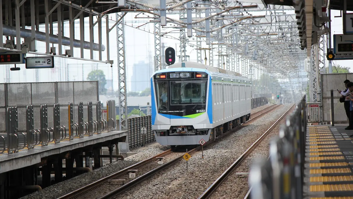 鎌ヶ谷駅を出発した東武アーバンパークライン80000系電車