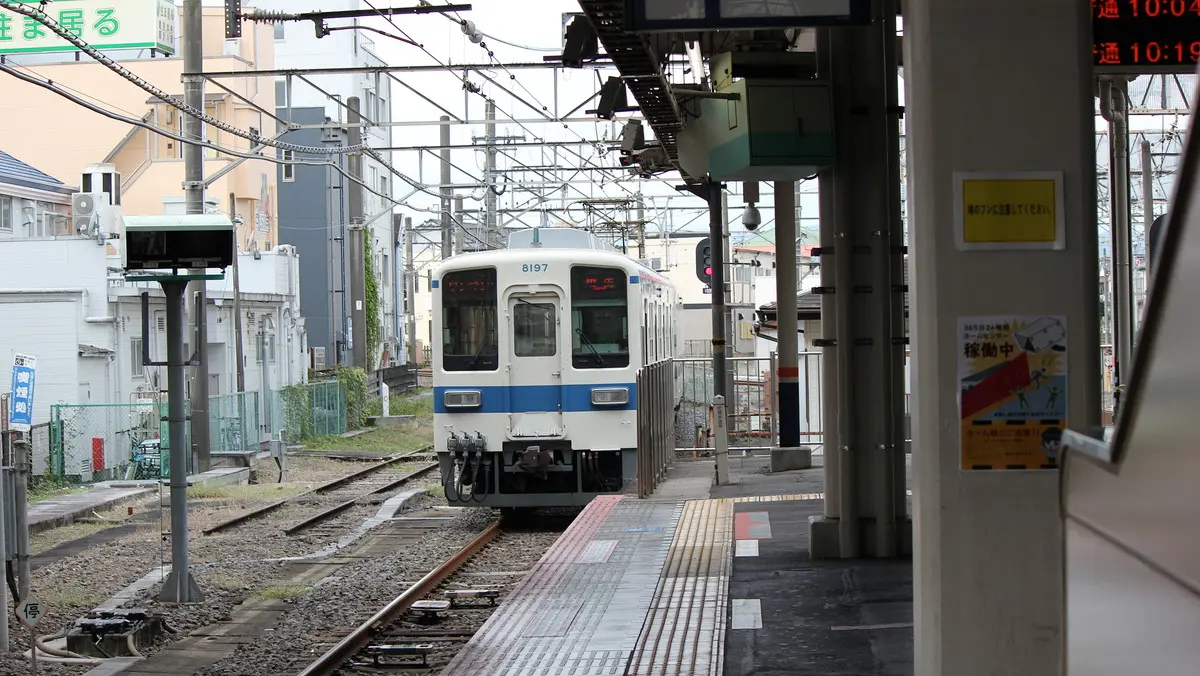坂戸駅を出発した東武越生線8000系電車