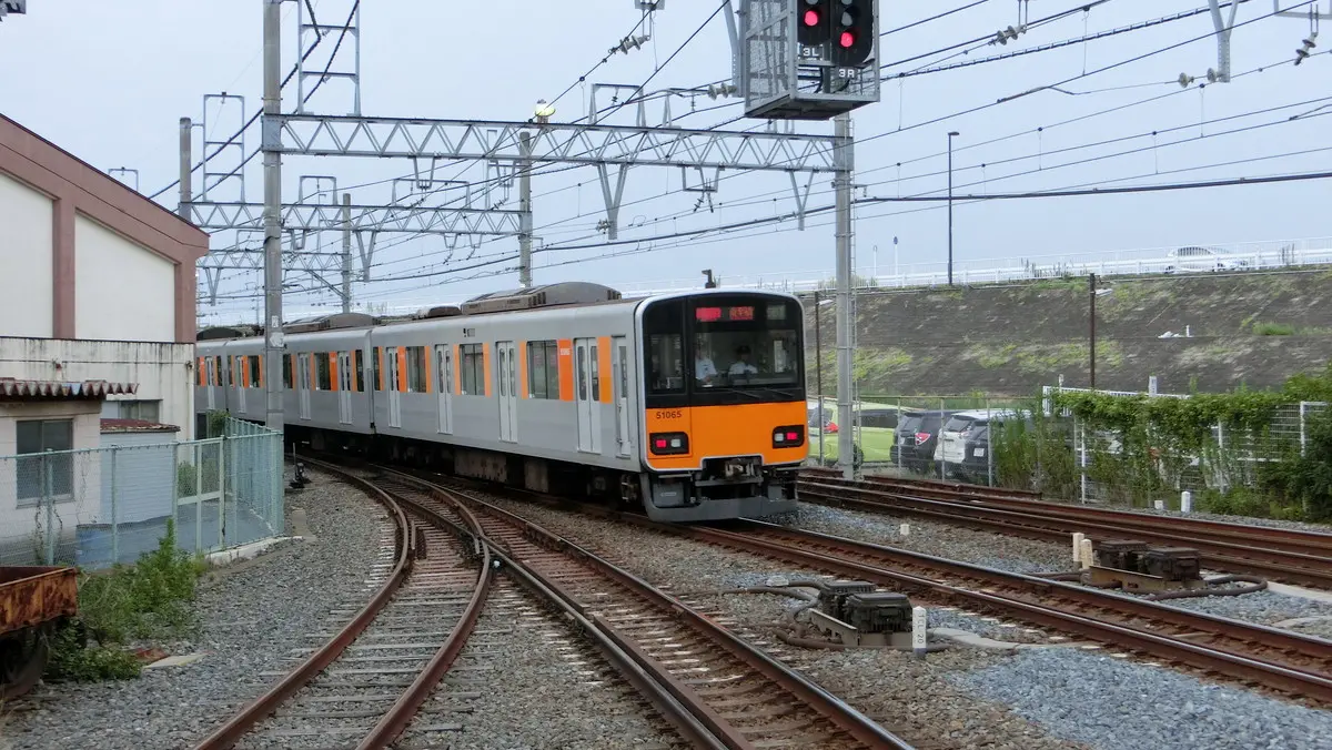 鐘ヶ淵駅を通過する東武スカイツリーライン50000系電車