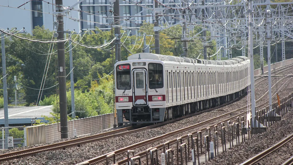 朝霞台駅を出発した東武東上線30000系電車