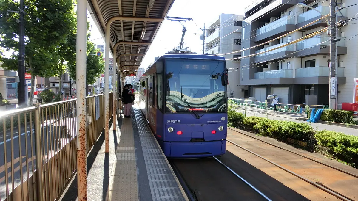 熊野前駅に停車中の都電荒川線8800形電車