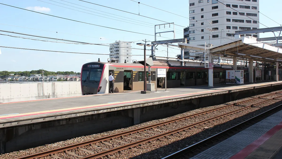 直通乗りれ先の新鎌ヶ谷駅に到着した都営浅草線5500形電車