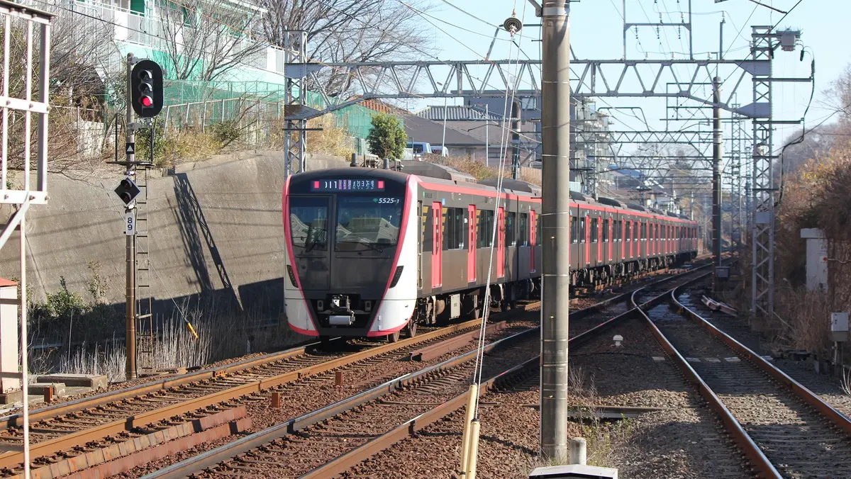 ユーカリが丘駅付近を走る都営浅草線直通の東京都交通局5500系電車