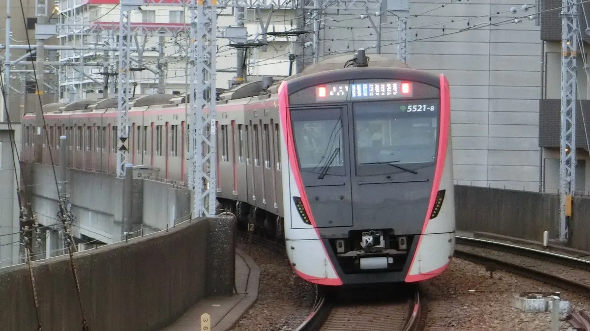 鮫洲駅付近を走る都営浅草線直通の東京都交通局5500系電車