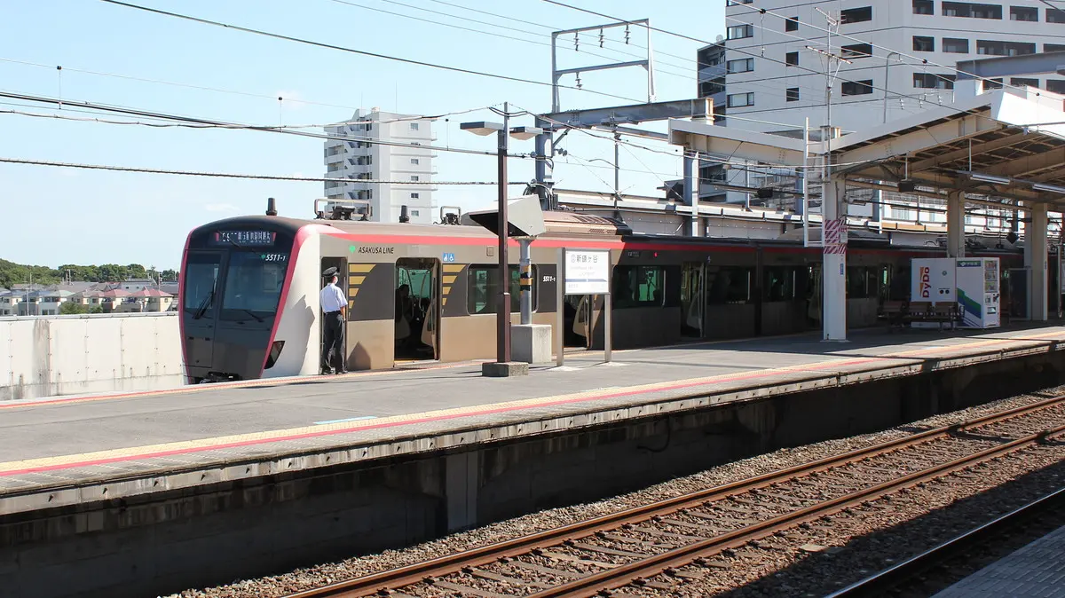 直通乗りれ先の新鎌ヶ谷駅に到着した都営浅草線5500形電車