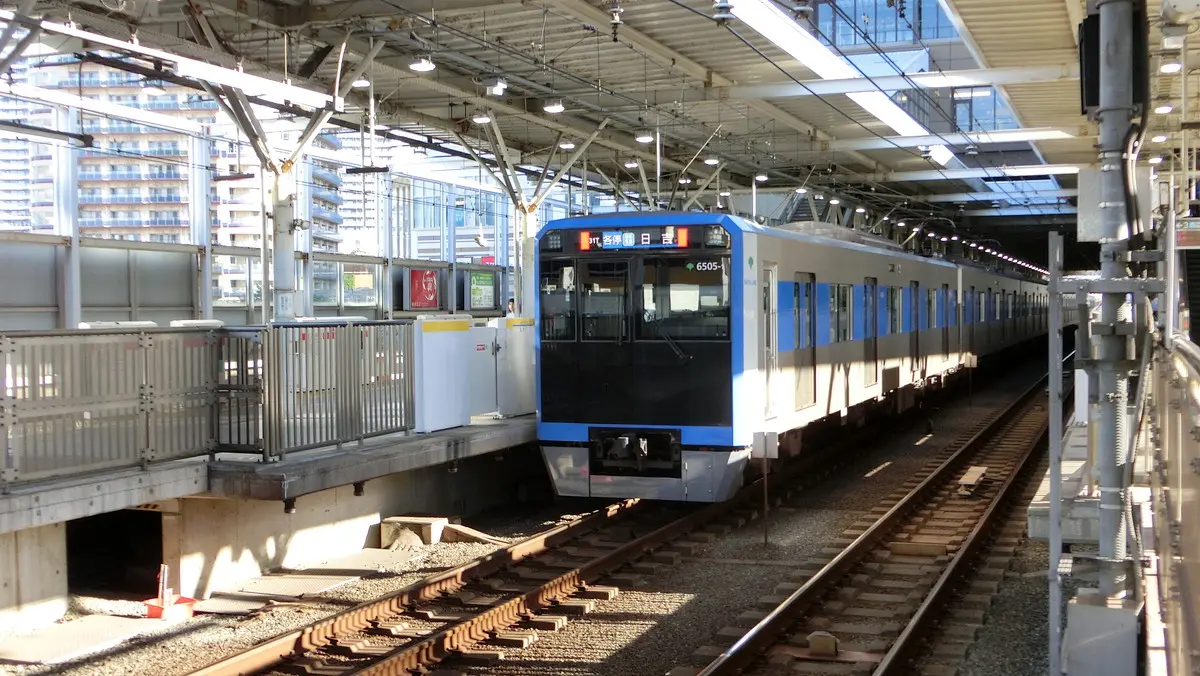 Toei Mita Line 6500 series train arriving at Musashi-Kosugi Station on the Tokyu Meguro Line