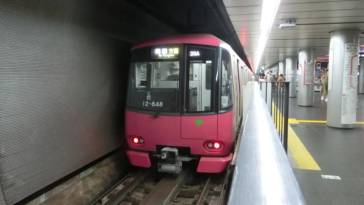 Toei Oedo Line 12-600 series train waiting to depart at Daimon Station