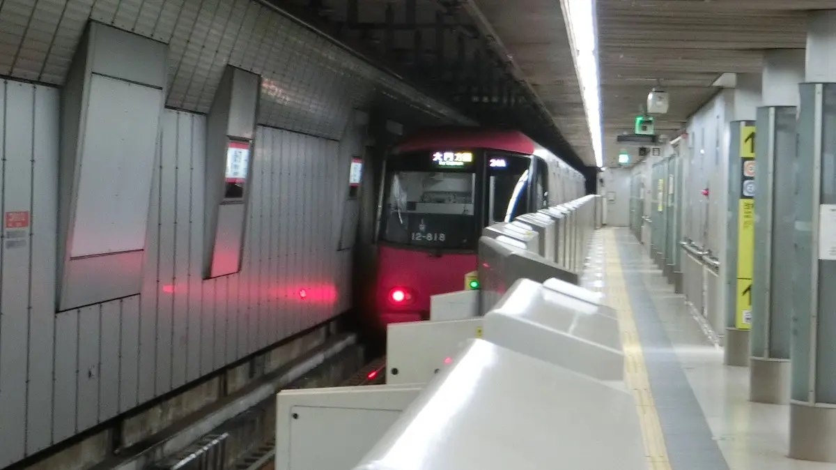 青山一丁目駅を出発した都営大江戸線12-600形電車