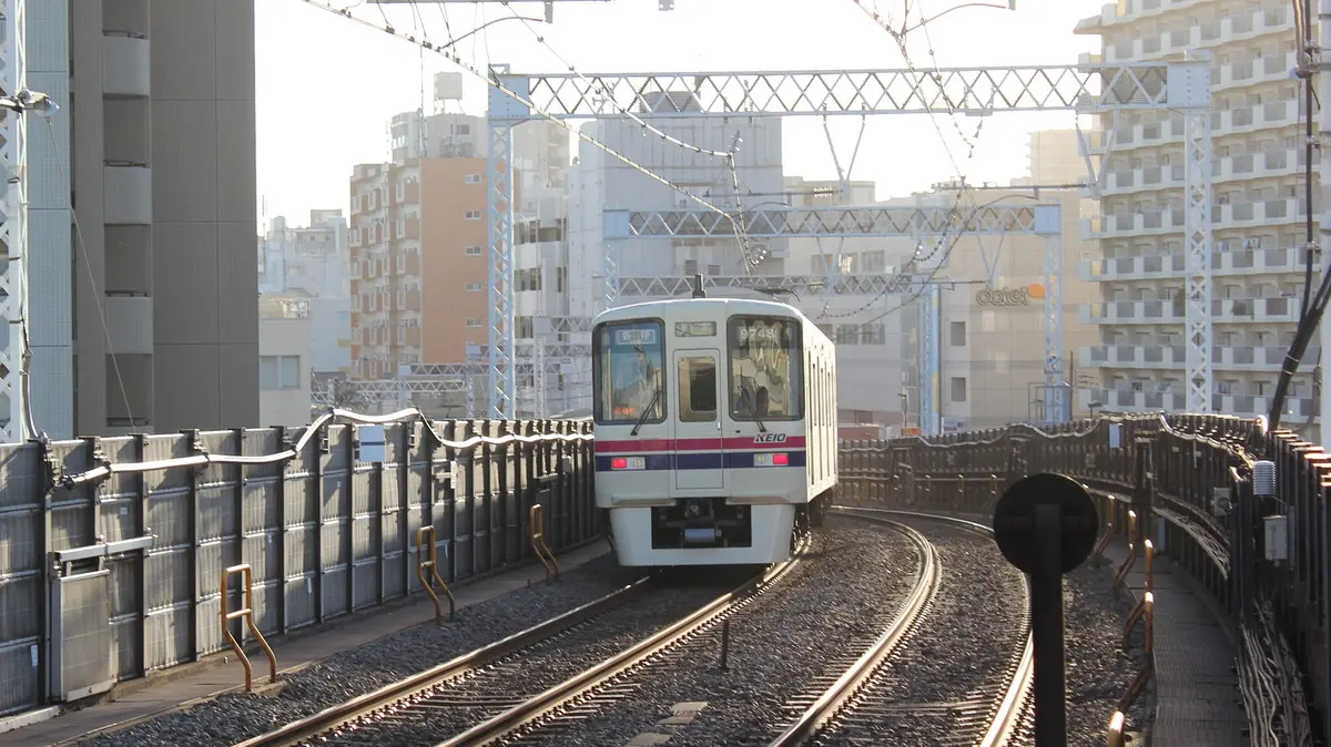 東大島駅を出発した都営新宿線（京王線9000系電車）