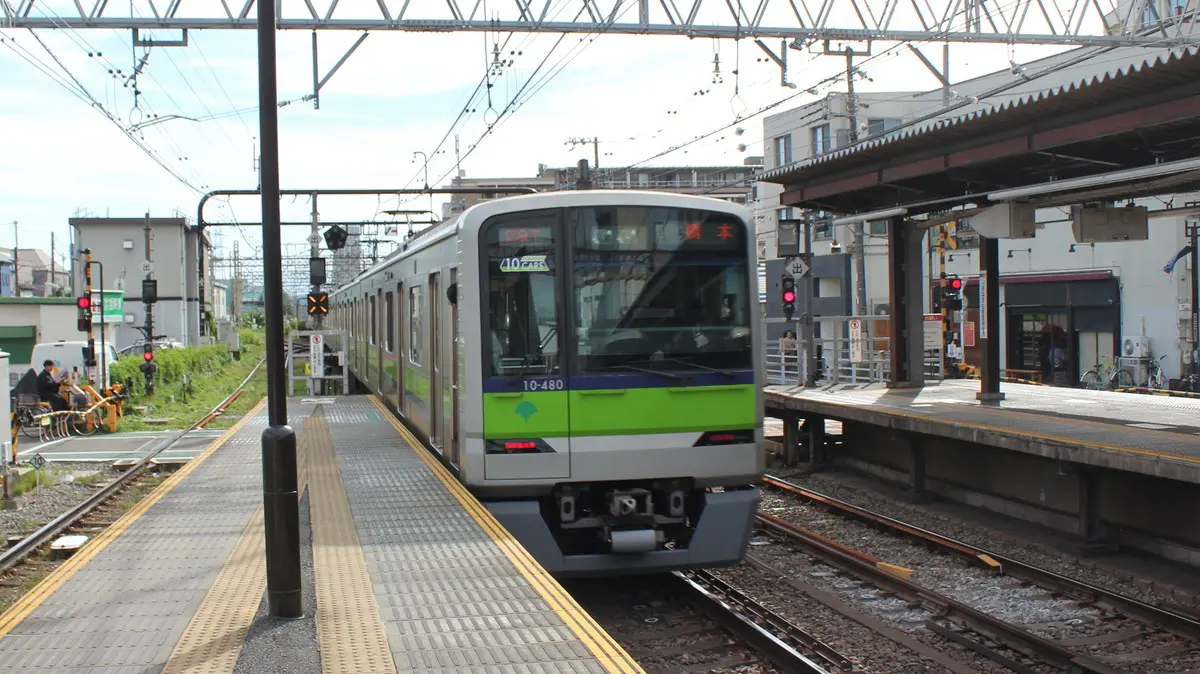 直通先の京王線つつじが丘駅を出発した都営新宿線10-300形電車