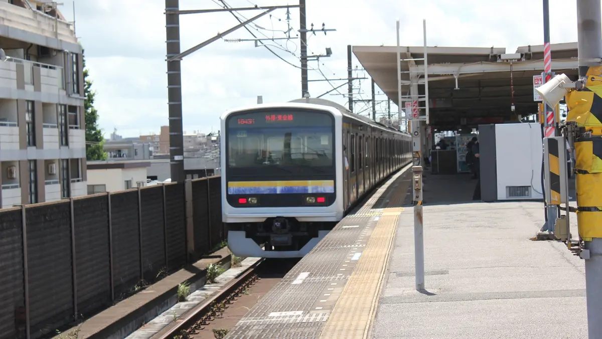 本千葉駅を出発する東金線209系電車（外房線直通）