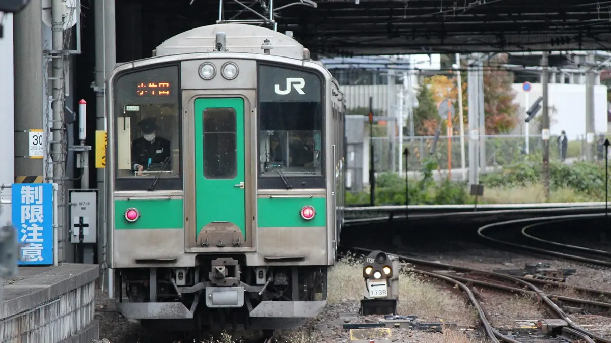 仙台駅を出発した仙台カラーの東北本線701系電車