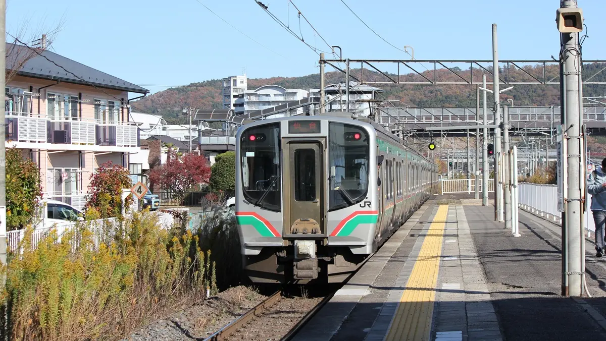 Tohoku Main Line E721 series train departing from Tsukinoki Station