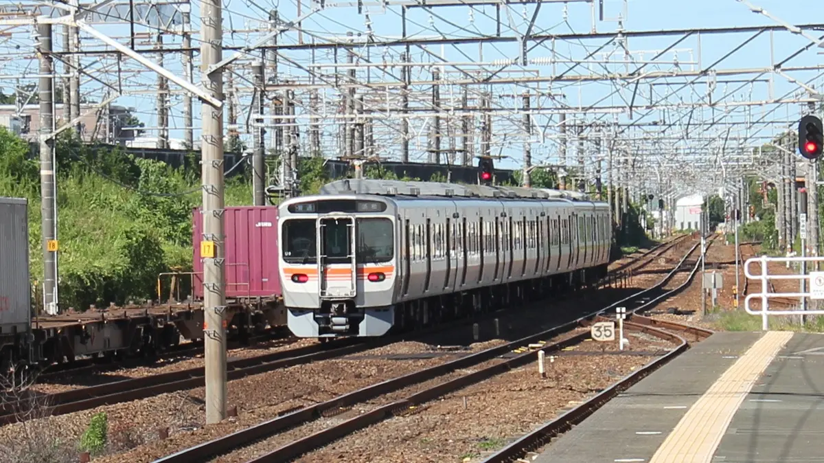 掛川駅を出発した東海道線315系3000番台電車