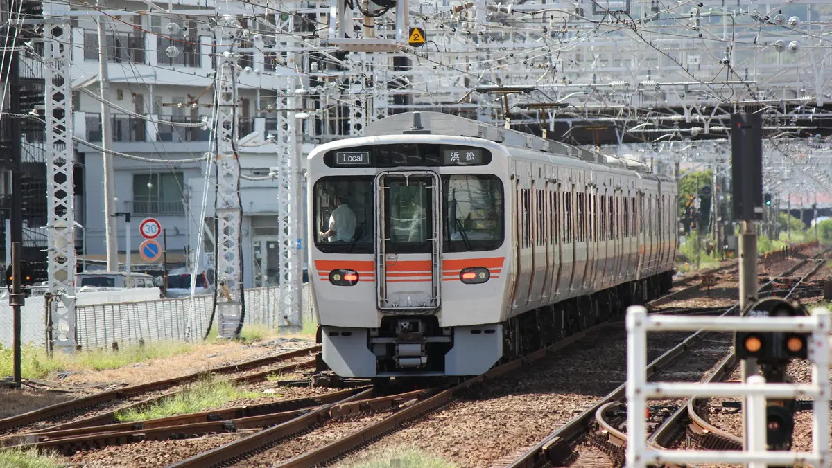富士駅を出発した東海道線315系3000番台電車