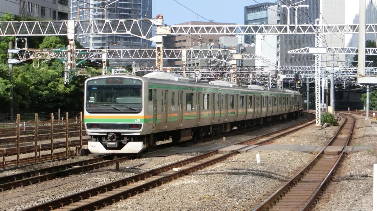 田町駅を通過する東海道線E231系電車