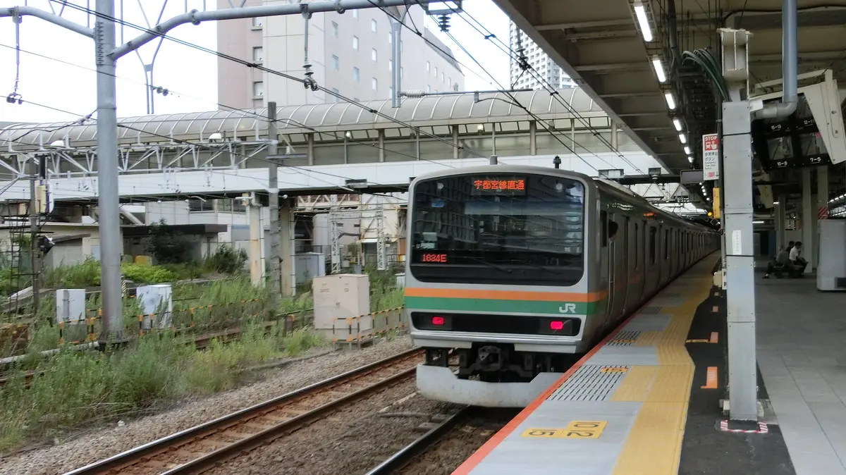 川崎駅を出発する東海道線E231系電車