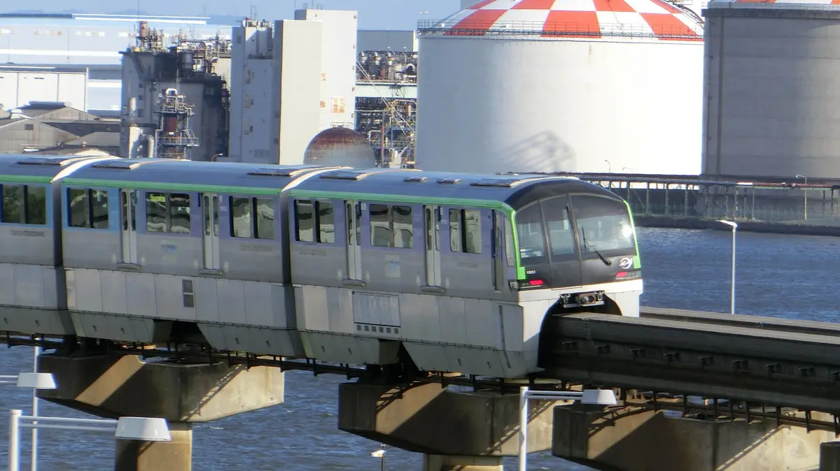 羽田空港第3ターミナル駅を出発した東京モノレール2000形電車