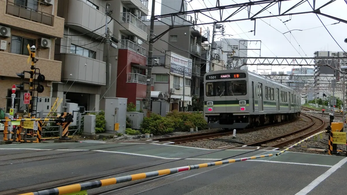 蒲田駅に到着する東急池上線1000系電車