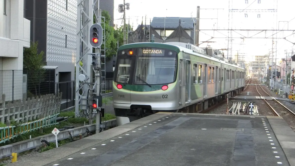 雪が谷大塚駅を出発した東急池上線7000系電車