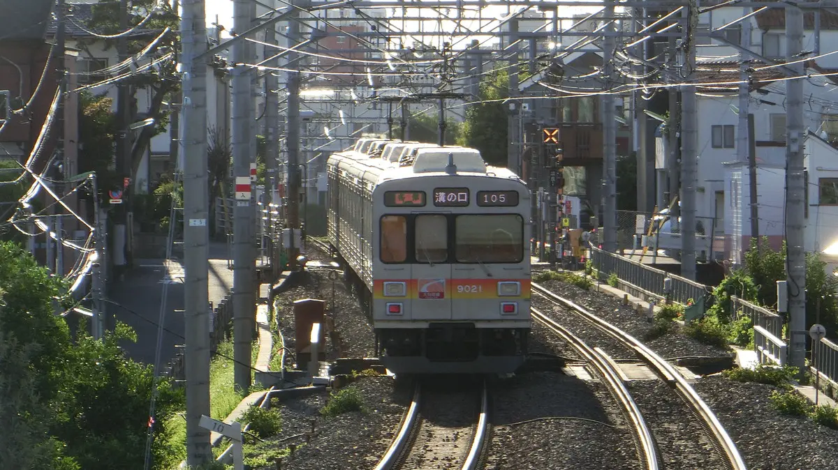 緑が丘駅を出発した東急大井町線9000系電車