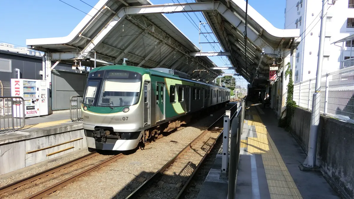 下丸子駅を出発する東急多摩川線7000系電車