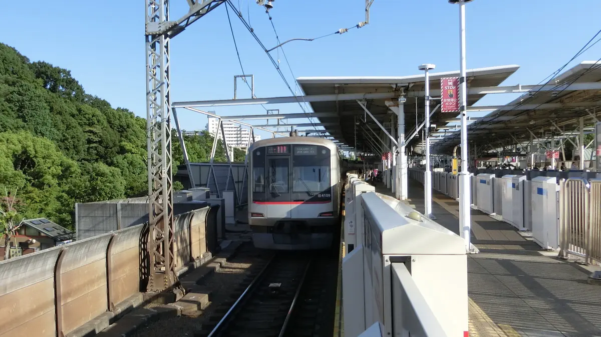 多摩川駅に停車中の東急東横線5050系電車
