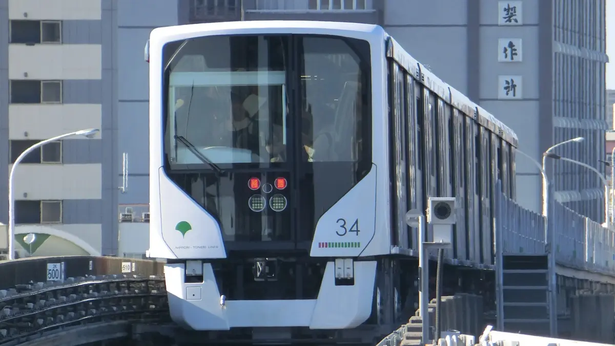 熊野前駅を出発した日暮里・舎人ライナー300形
