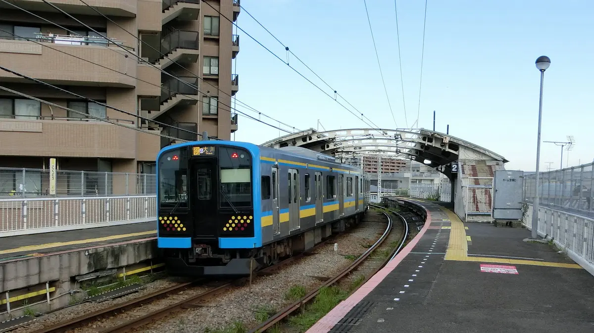 国道駅を出発する鶴見線大川支線E131系1000番台電車