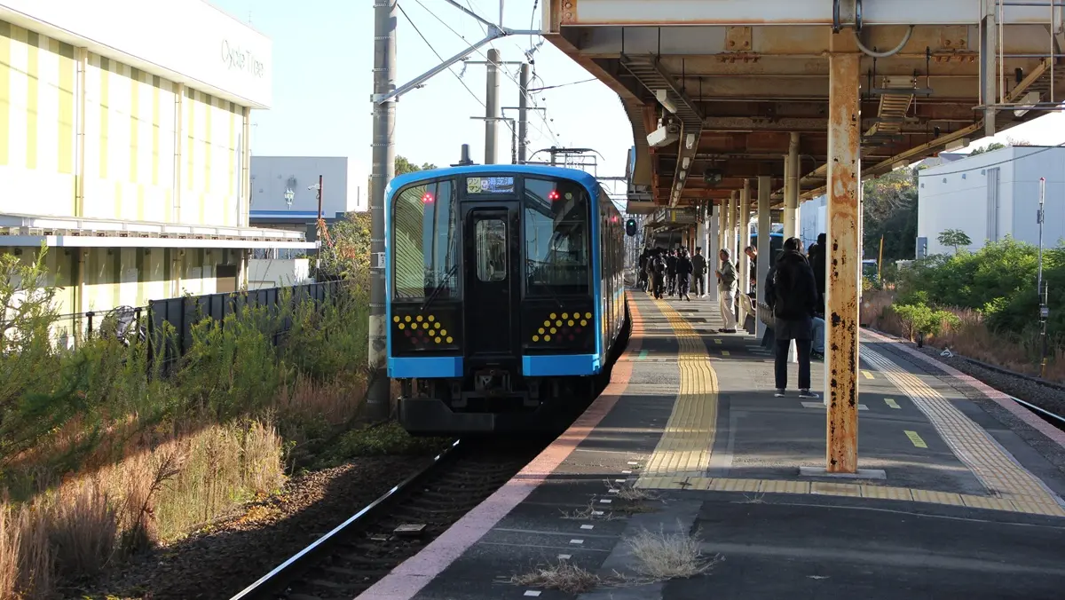 弁天橋駅を出発する鶴見線海芝浦支線E131系1000番台