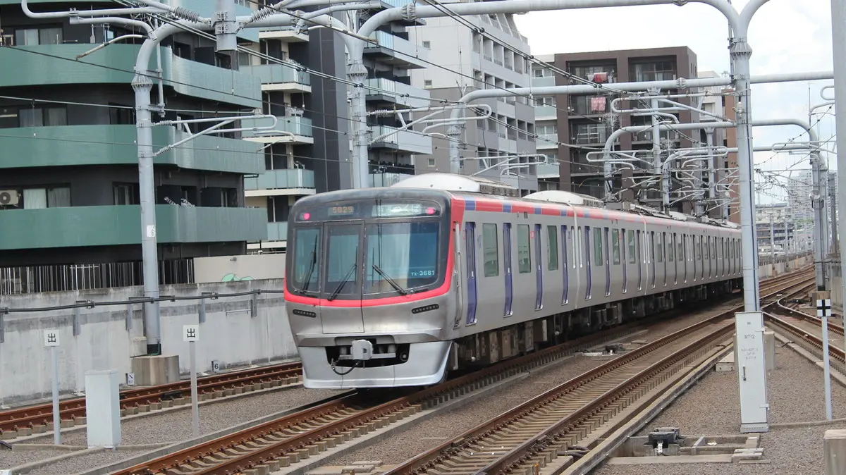 つくばエクスプレスTX-3000系電車が流山おおたかの森駅を出発