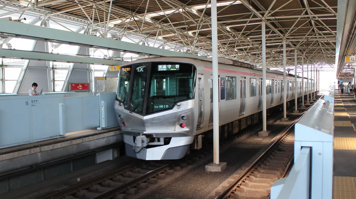 つくばエクスプレスTX-1000系電車が守谷駅から車庫へ向かう