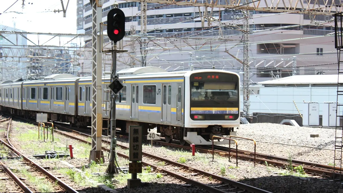 千葉駅を出発した内房線209系電車