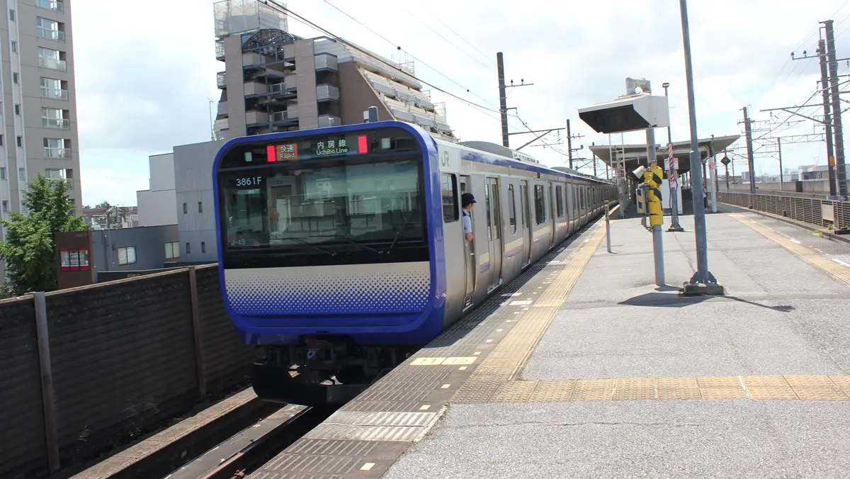 本千葉駅に停車中の内房線E235系電車（総武快速線直通）