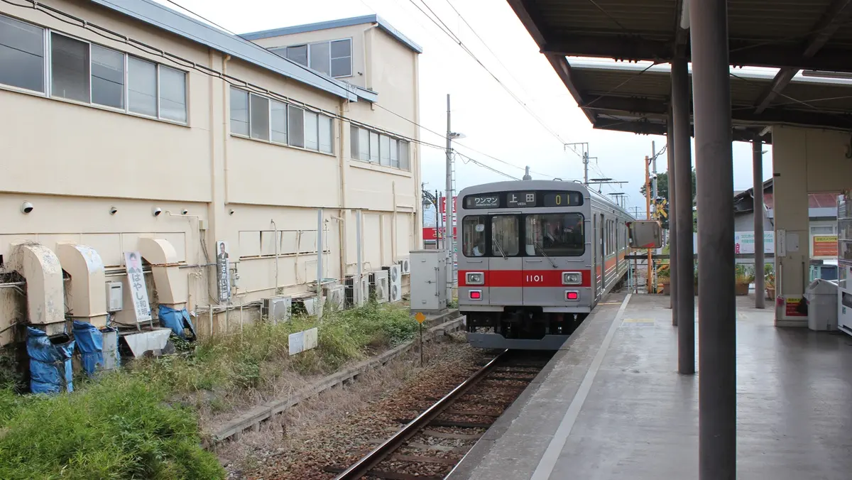 赤坂上駅を出発した上田鉄道別所線1000系電車