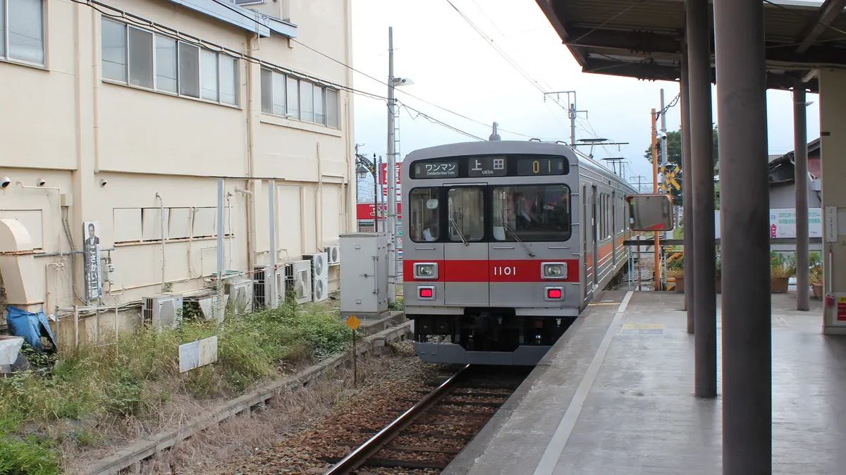 赤坂上駅を出発した上田鉄道別所線1000系電車