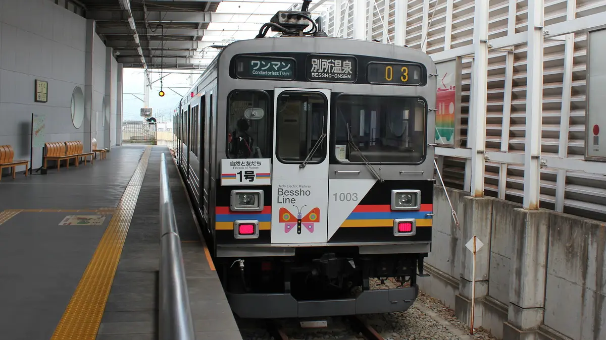 上田駅に停車中の上田鉄道別所線1000系電車