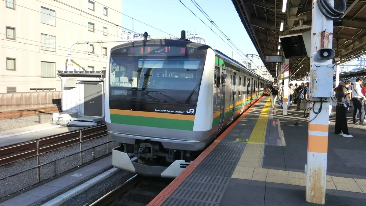 赤羽駅に停車中のJR宇都宮線E233系3000番台電車