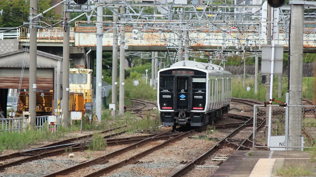 香椎駅を出発した若松線と同型のBEC819系蓄電池車