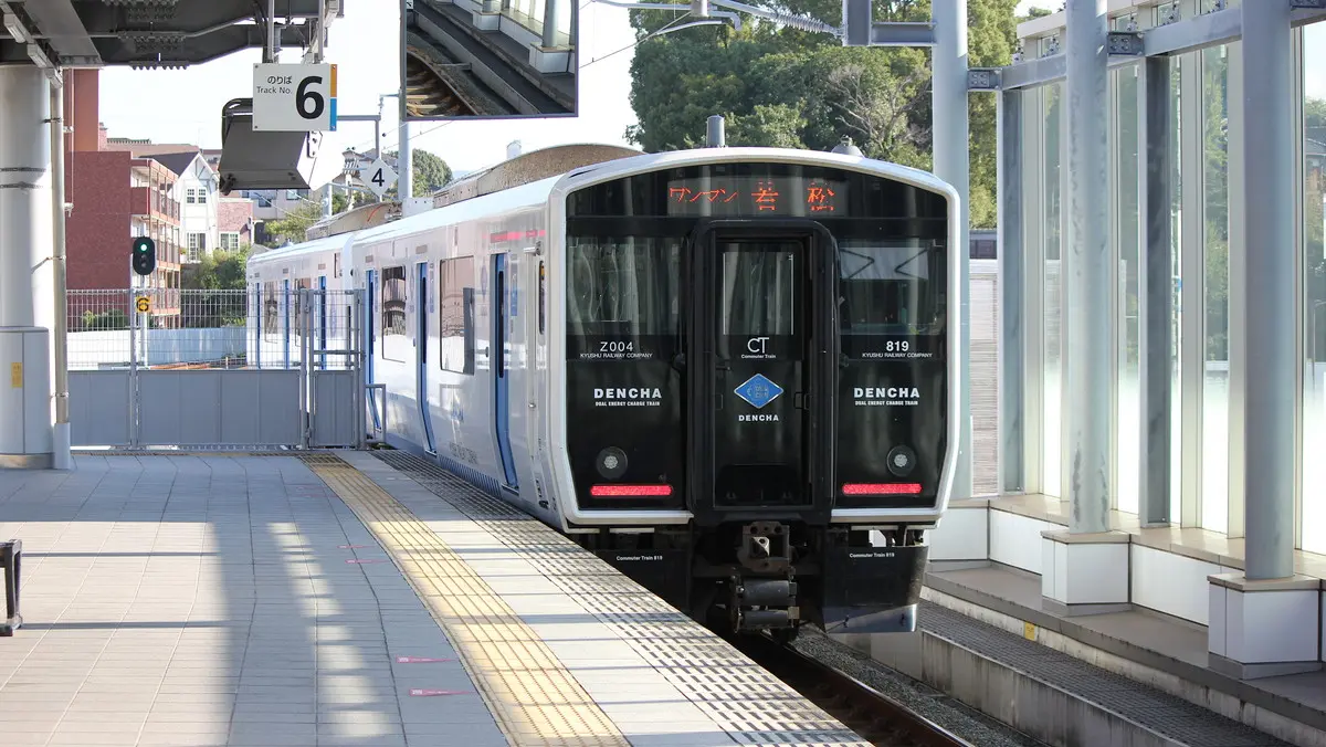 折尾駅を出発した若松線BEC819系蓄電池車